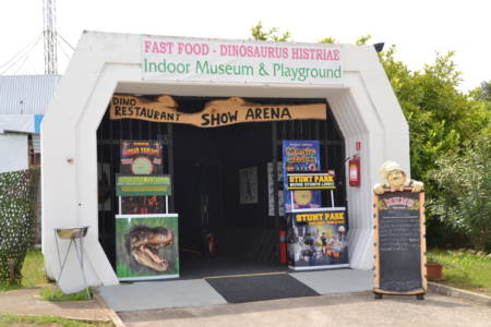 Eingang zur Show Arena im Dinopark